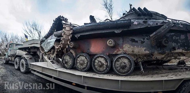Xe thiết giáp Ukraina trúng mìn trên vùng Donbass ảnh 2