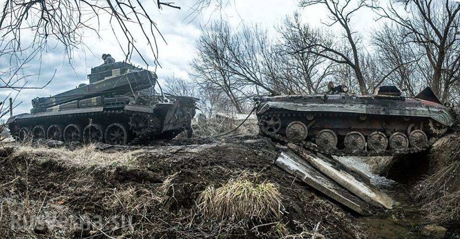 Xe thiết giáp Ukraina trúng mìn trên vùng Donbass ảnh 3