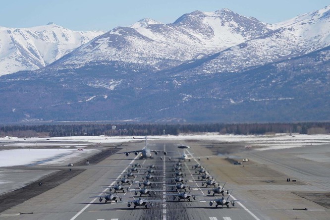 F-22 Raptor Mỹ thực hiện cuộc diễn tập “Voi đi bộ” quyết dành ưu thế với Nga ở Bắc Cực ảnh 1