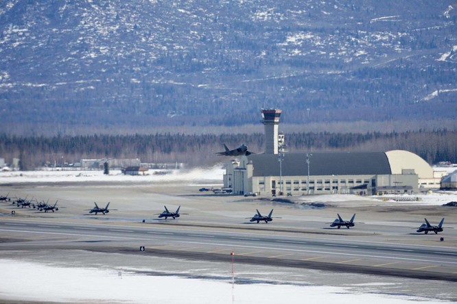 F-22 Raptor Mỹ thực hiện cuộc diễn tập “Voi đi bộ” quyết dành ưu thế với Nga ở Bắc Cực ảnh 6