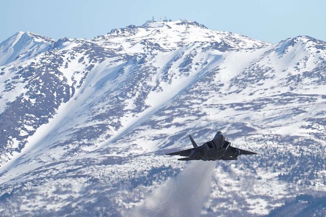 F-22 Raptor Mỹ thực hiện cuộc diễn tập “Voi đi bộ” quyết dành ưu thế với Nga ở Bắc Cực ảnh 8