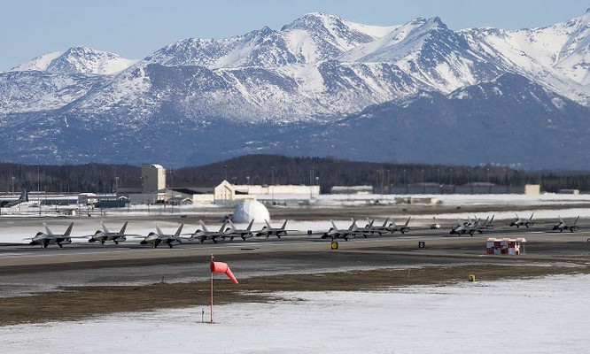 F-22 Raptor Mỹ thực hiện cuộc diễn tập “Voi đi bộ” quyết dành ưu thế với Nga ở Bắc Cực ảnh 10