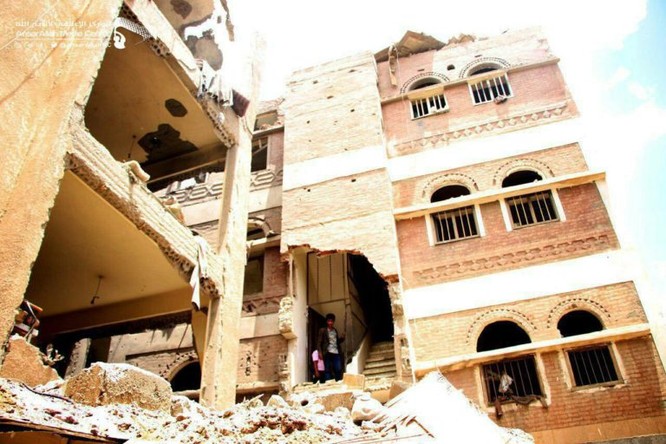 Houthi không kích trạm bơm dầu của Ả rập Xê út, Liên minh vùng Vịnh ném bom dân thường ở thủ đô Yemen ảnh 7