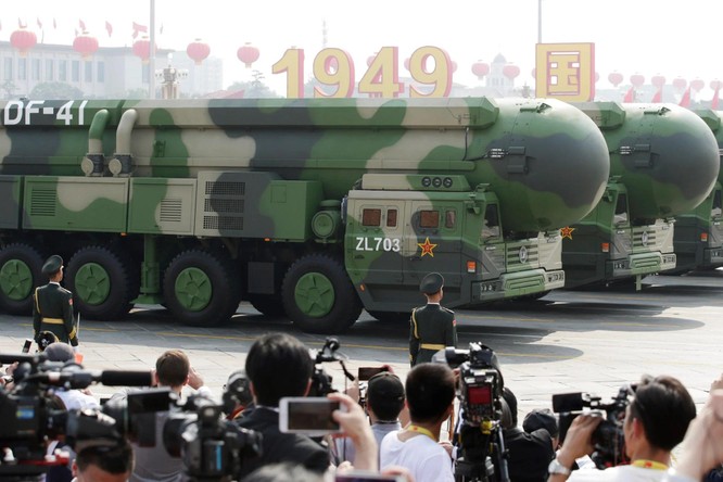 Trung Quốc tung video mừng Quốc khánh, trình diễn các tên lửa đạn đạo cảnh báo Mỹ ảnh 1