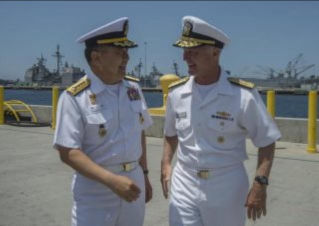Ngày 2/8/2016 tại San Diego, Đô đốc Jung Ho-sub, Tư lệnh Hải quân Hàn Quốc gặp gỡ Đô đốc Tom Rowden, Tư lệnh Lực lượng tàu nổi, Hạm đội Thái Bình Dương Mỹ. Ảnh: navaltoday.