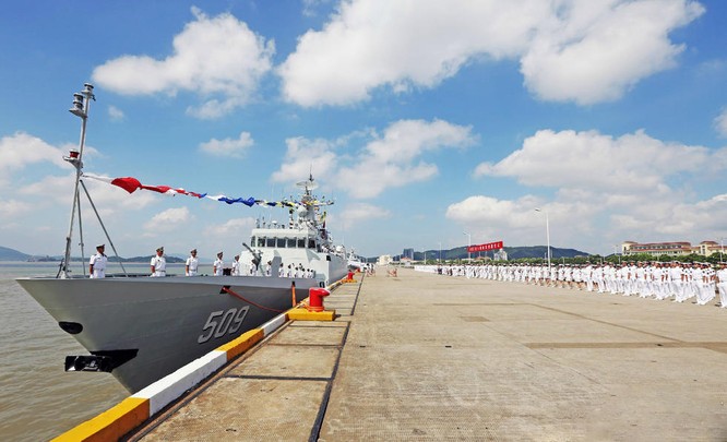 Sáng ngày 11/8/2016, Trung Quốc biên chế tàu hộ vệ hạng nhẹ Hoài An số hiệu 509 Type 056 cho một Khu Thủy cảnh của Hạm đội Đông Hải. Ảnh: news.qq.com