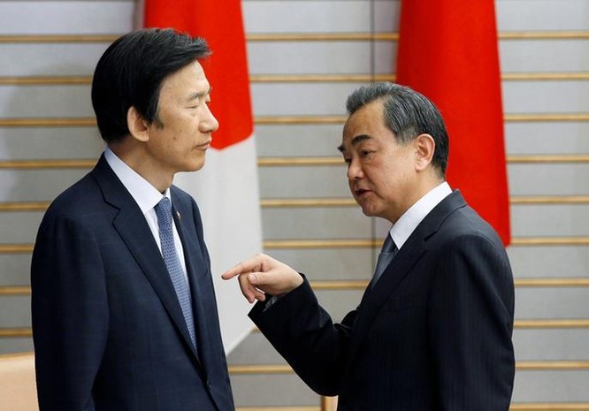 Bộ trưởng Ngoại giao Trung Quốc Vương Nghị và Bộ trưởng Ngoại giao Hàn Quốc Yun Byung Se ở Tokyo Nhật Bản ngày 24/8/2016. Ảnh: Thời báo Hoàn Cầu, Trung Quốc.