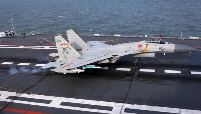 Trung Quốc tiến hành huấn luyện phi công máy bay chiến đấu J-15 trên tàu sân bay Liêu Ninh. Ảnh: Tin tức Tham khảo, Trung Quốc.