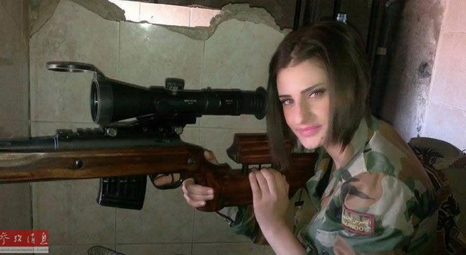Nữ xạ thủ bắn tỉa Quân đội Syria sử dụng súng ngắm MTs-116M của Nga. Ảnh: Cankao