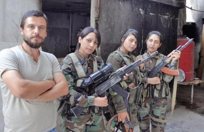 Các nữ binh sĩ Quân đội Syria sử dụng súng trường tự động AK-74M có gắn thiết bị nhìn đêm. Ảnh: Cankao