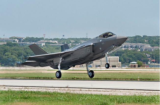 Trung tuần tháng 8/2016, chiếc máy bay chiến đấu tàng hình F-35 đầu tiên của Lực lượng Phòng vệ Trên không Nhật Bản được chế tạo xong. Ảnh: báo Phượng Hoàng.