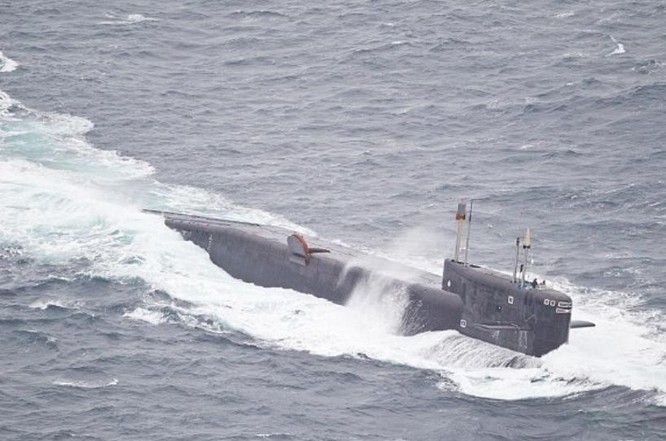 Tàu ngầm trong đội hình cụm chiến đấu tàu sân bay Kuznetsov Nga đến Địa Trung Hải. Ảnh: Daily Mail.