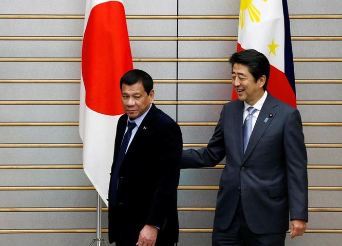 Ngày 26/10/2016 tại Tokyo, Tổng thống Philippines Rodrigo Duterte và Thủ tướng Nhật Bản Shinzo Abe tiến hành hội đàm. Ảnh: ABS-CBN News