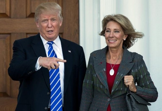 Tổng thống đắc cử Mỹ Donald Trump đề cử bà Betsy DeVos, cựu Chủ tịch Đảng Cộng hòa ở bang Michigan làm Bộ trưởng Giáo dục Mỹ. Ảnh: CNN