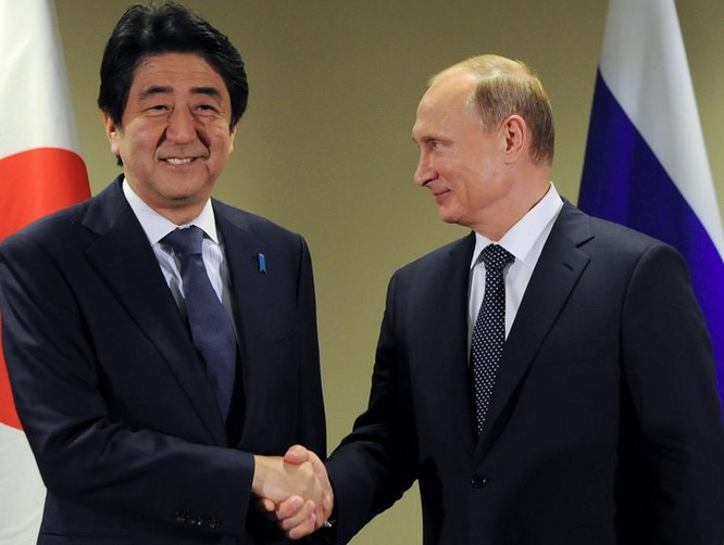Thủ tướng Nhật Bản Shinzo Abe và Tổng thống Nga Vladimir Putin. Ảnh: The Japan Times