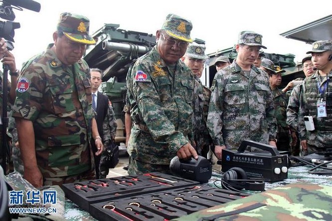Sĩ quan hai nước xem trưng bày vũ khí trang bị trong Lễ khai mạc huấn luyện Golden Dragon-2016 ở Campuchia. Ảnh: Tân Hoa xã.