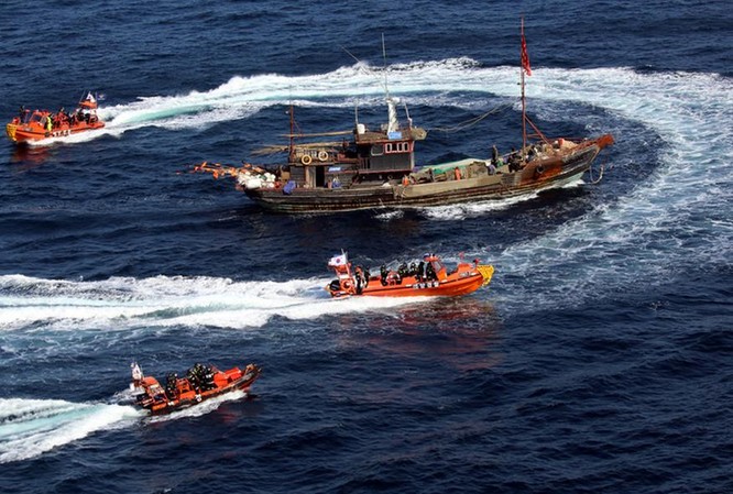 Ngày 8/10/2014, các tàu cảnh sát biển Hàn Quốc tiến hành bao vây một chiếc tàu cá Trung Quốc. Ảnh: Guancha