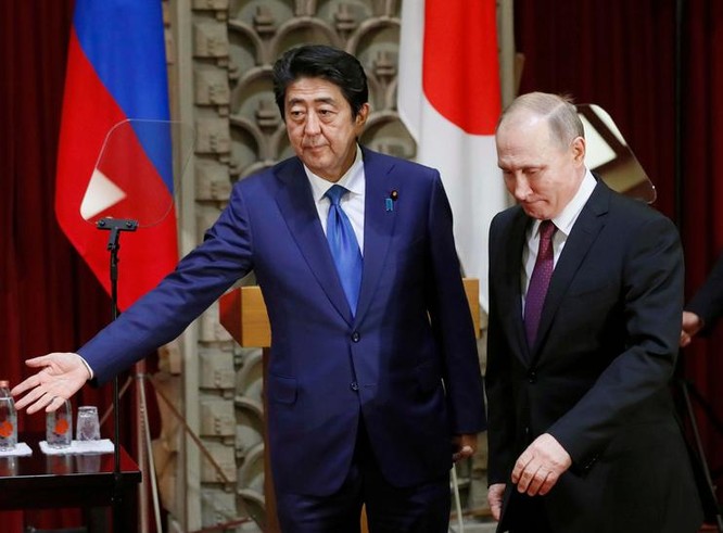 Thủ tướng Nhật Bản Shinzo Abe tìm cách tự tay ký kết Hiệp ước hòa bình với Nga. Ảnh: Boston Herald