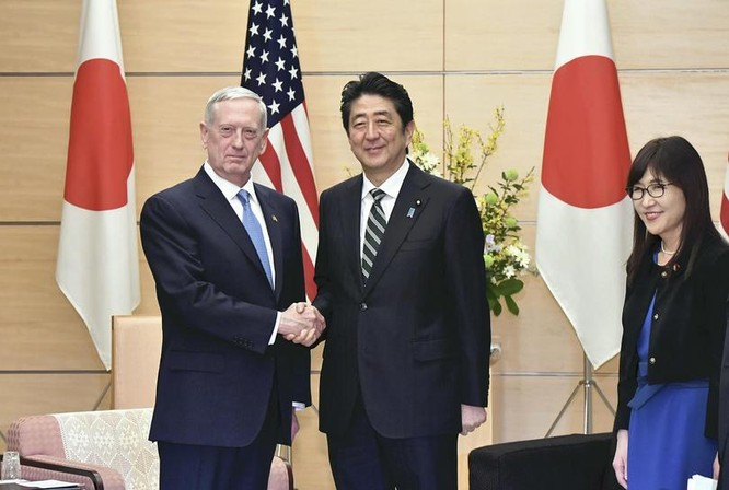 Từ ngày 3 đến ngày 4/2/2017, Bộ trưởng Quốc phòng Mỹ James Mattis đến thăm Nhật Bản. Ảnh: Asia News