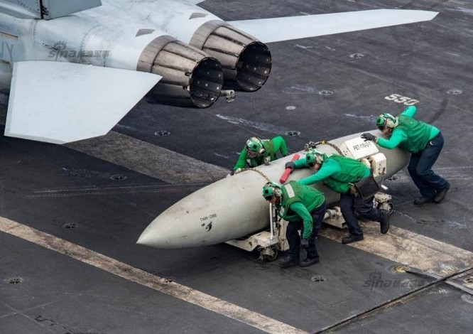 Các hoạt động huấn luyện của tàu sân bay USS Carl Vinson trên đường đến Biển Đông. Ảnh: Sina