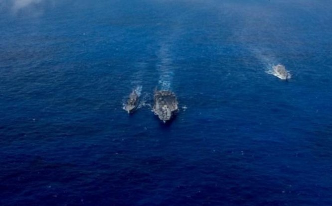 Tàu sân bay USS Carl Vinson Hải quân Mỹ tiếp tế trên biển. Ảnh: Sina