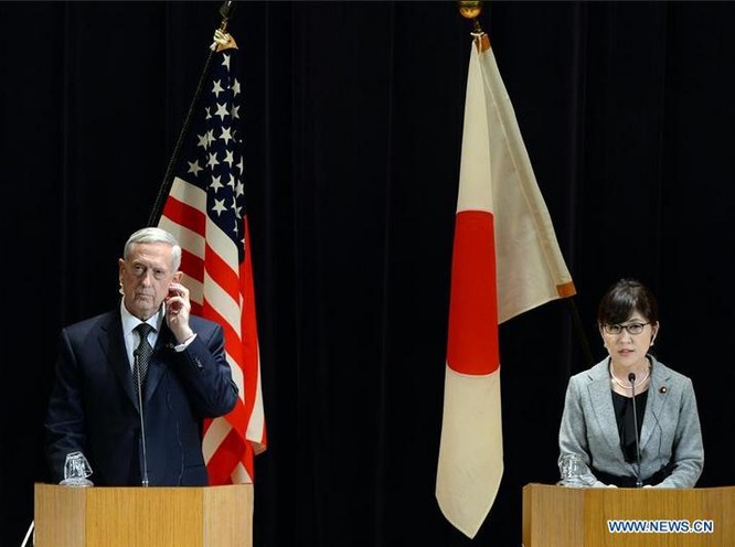 Bộ trưởng Quốc phòng Mỹ James Mattis (bên trái) đến thăm Nhật Bản vào đầu tháng 2 năm 2017. Ảnh: Tân Hoa xã