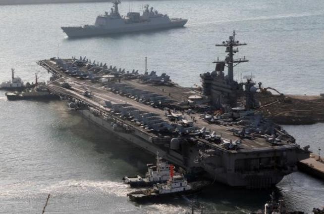 Tàu sân bay động cơ hạt nhân USS Carl Vinson lớp 93.000 tấn tại căn cứ Busan, Bộ Tư lệnh tác chiến Hải quân Hàn Quốc ngày 11 tháng 1 năm 2011. Ảnh: Bành Bái