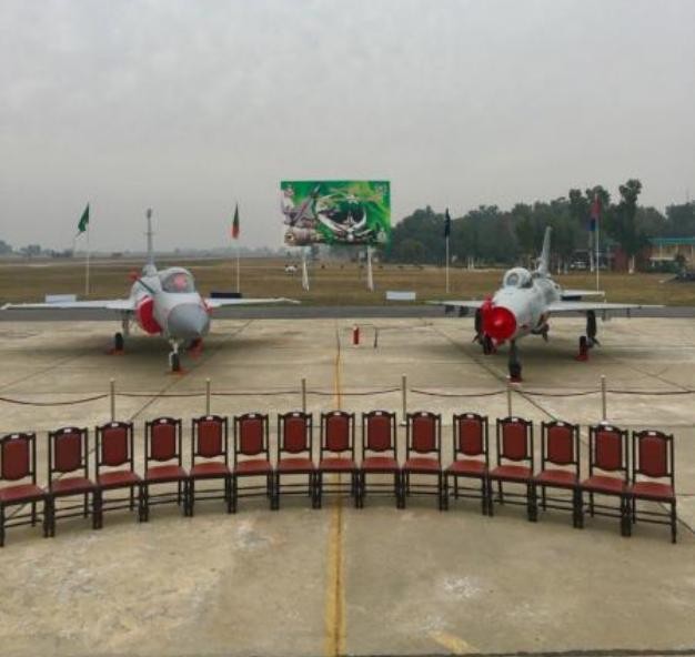 Máy bay chiến đấu JF-17 bàn giao cho Không quân Pakistan lần này có ống tiếp dầu (bên trái) và máy bay chiến đấu J-7 cũ thuộc phi đội 14, Không quân Pakistan. Ảnh: Sina