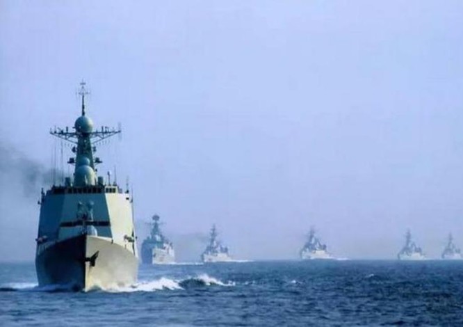 Biên đội tàu chiến Trung Quốc phô trường sức mạnh trên Biển Đông. Ảnh: Sina