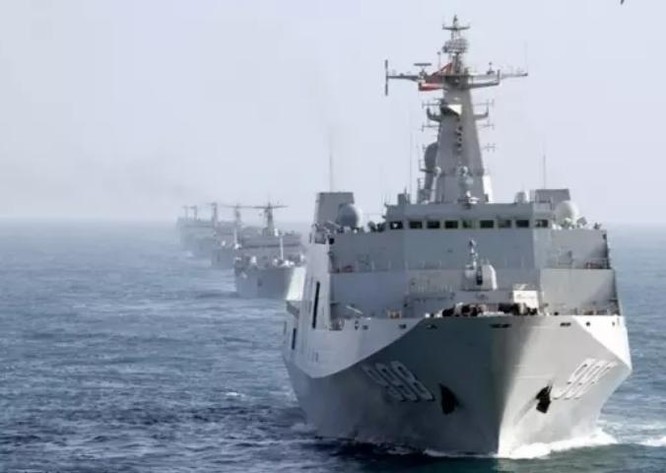 10 tàu đổ bộ của Trung Quốc tiến hành diễn tập ở Biển Đông. Ảnh: Sina