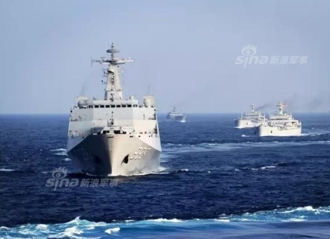 10 tàu đổ bộ của Trung Quốc tiến hành diễn tập ở Biển Đông. Ảnh: Sina