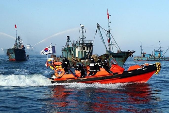 Tháng 4 năm 2013, Cảnh sát biển Hàn Quốc xua đuổi tàu cá Trung Quốc. Ảnh: Jiemian