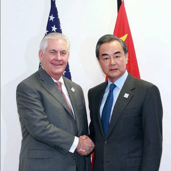Ngày 17 tháng 2 năm 2017, trong cuộc gặp với Bộ trưởng Ngoại giao Trung Quốc Vương Nghị, Ngoại trưởng Mỹ Rex Tillerson đã mạnh mẽ kêu gọi Trung Quốc phải có hành động với Triều Tiên. Ảnh: Cankao