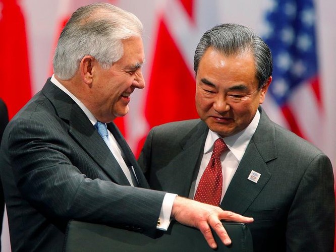 Tân Ngoại trưởng Mỹ Rex Tillerson trao đổi với Bộ trưởng Ngoại giao Trung Quốc Vương Nghị bên lề Hội nghị Bộ trưởng Ngoại giao G20 ở Đức. Ảnh: Xania News