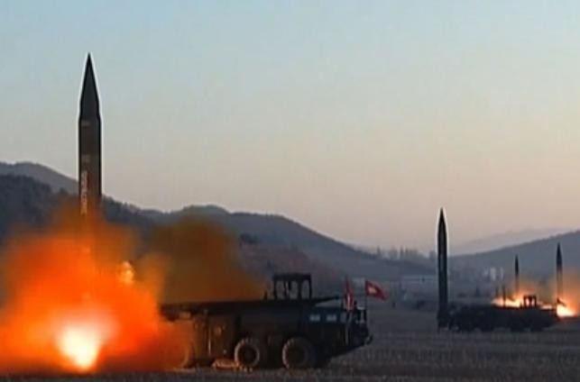 Ngày 6/3/2017, Triều Tiên phóng 4 quả tên lửa đạn đạo về biển Nhật Bản. Ảnh: AFP