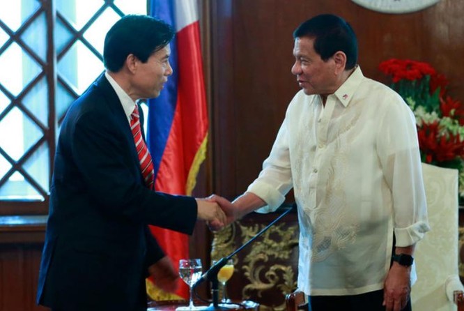 Ngày 7/3/2017, ông Chung Sơn, Bộ trưởng Thương mại Trung Quốc hội kiến với Tổng thống Philippines Rodrigo Duterte. Ảnh: Rappler