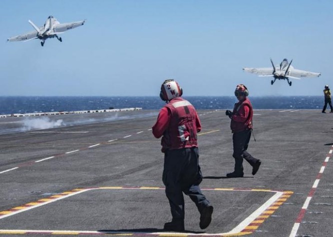 Hai máy bay chiến đấu F/A-18 Hornet liên tục được phóng lên trên tàu sân bay động cơ hạt nhân Mỹ. Ảnh: Cankao