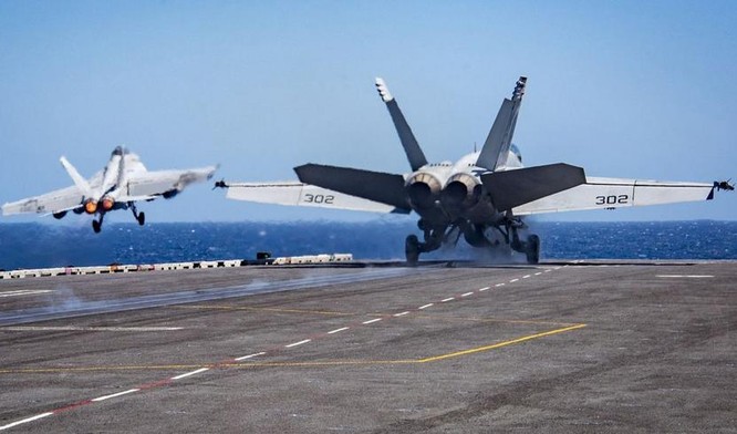 Hai máy bay chiến đấu F/A-18 Hornet liên tục được phóng lên trên tàu sân bay động cơ hạt nhân Mỹ. Ảnh: Cankao