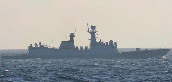 Tàu hộ vệ tên lửa Hoàng Cương số hiệu 577 Type 054A Trung Quốc đi qua eo biển Miyako. Ảnh: qianlong
