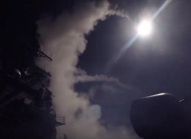 Ngày 7/4/2017, hai tàu khu trục Mỹ gồm USS Porter DDG-78 và USS Ross DDG-71 của Hải quân Mỹ đã tiến hành phóng khoảng 60 quả tên lửa tấn công căn cứ không quân Shayrat ở miền trung Syria. Ảnh: QQ