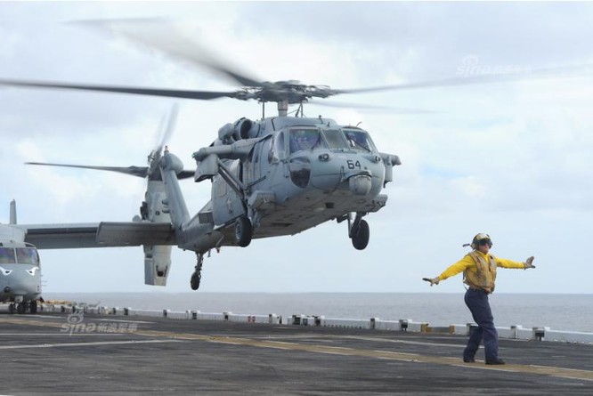 Máy bay trực thăng trên tàu sân bay USS Carl Vinson, Hải quân Mỹ. Ảnh: Sina