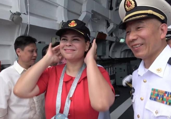 Ngày 1/5/2017, Thị trưởng thành phố Davao Sara Duterte lên thăm tàu chiến Trung Quốc. Ảnh: Sina