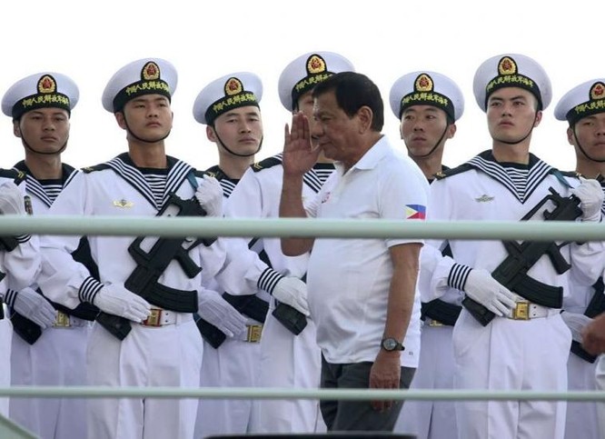 Ngày 1/5/2017, Tổng thống Philippines Rodrigo Duterte lên thăm tàu chiến hải quân Trung Quốc. Ảnh: South China Morning Post