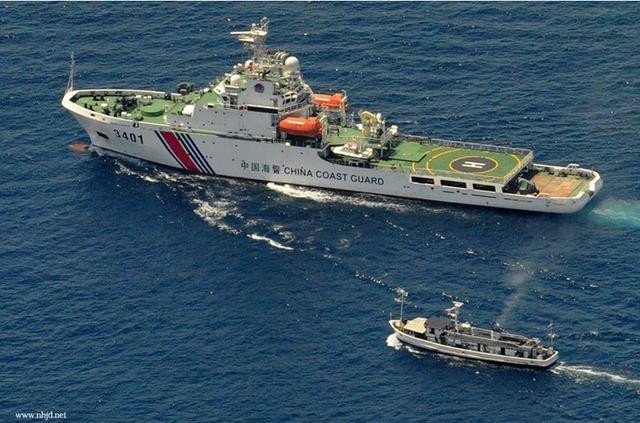Tháng 3/2014, tàu cảnh sát biển số hiệu 3401 Trung Quốc truy đuổi tàu cá Philippines (ảnh tư liệu)