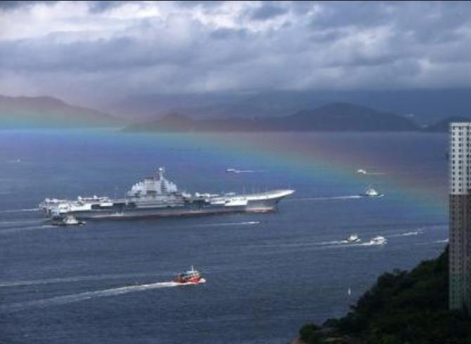 Ngày 7/7/2017, tàu sân bay Liêu Ninh, Hải quân Trung Quốc đến Hồng Kông. Ảnh: China Daily.