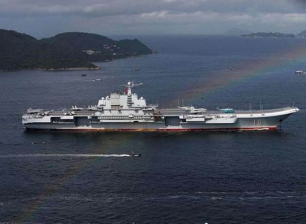 Ngày 7/7/2017, tàu sân bay Liêu Ninh, Hải quân Trung Quốc đến Hồng Kông. Ảnh: Sohu.