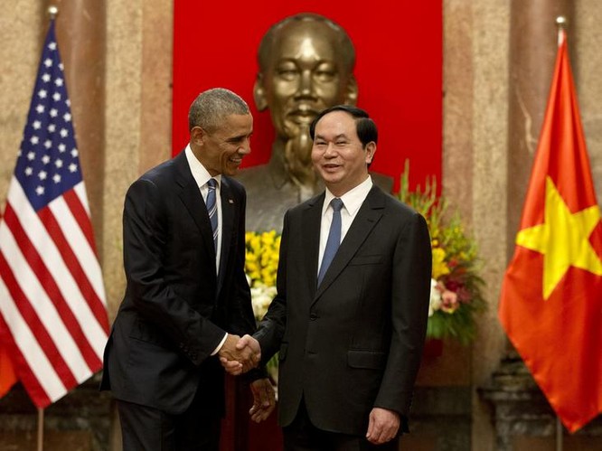 Mỹ tuyên bố dỡ bỏ hoàn toàn lệnh cấm vận vũ khí đối với Việt Nam trong chuyến thăm Việt Nam của Tổng thống Mỹ Barack Obama vào tháng 5/2016. Trong hình là Tổng thống Mỹ Barack Obama và Chủ tịch nước Trần Đại Quang. Ảnh: AP/Washington Times.