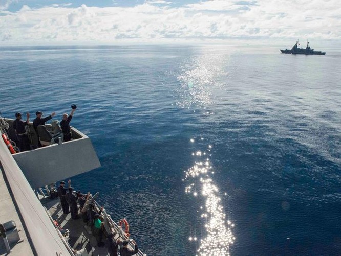 Ngày 1/7/2017, Hải quân Mỹ và Philippines tiến hành tuần tra chung trên biển Sulu. Tham gia có tàu tuần duyên USS Coronado LCS-4 Mỹ và tàu tuần tra BRP Ramon Alcaraz Philippines. Ảnh: Navy Times.