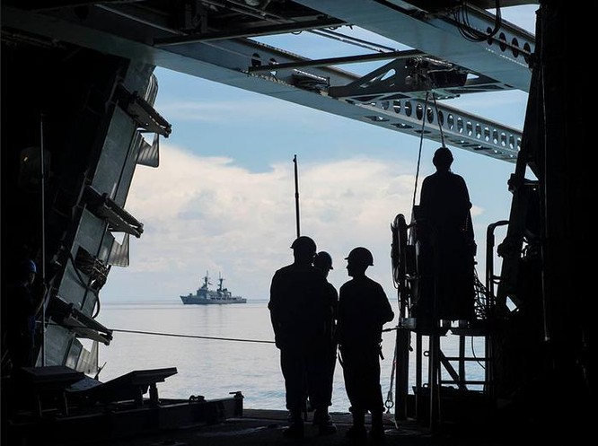 Ngày 1/7/2017, Hải quân Mỹ và Philippines tiến hành tuần tra chung trên biển Sulu. Tham gia có tàu tuần duyên USS Coronado LCS-4 Mỹ và tàu tuần tra BRP Ramon Alcaraz Philippines. Ảnh: Philstar