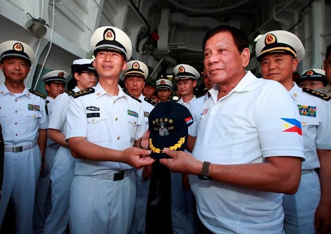 Ngày 1/5/2017, Tổng thống Philippines Rodrigo Duterte lên thăm tàu chiến hải quân Trung Quốc. Ảnh: AP/Philippine Star